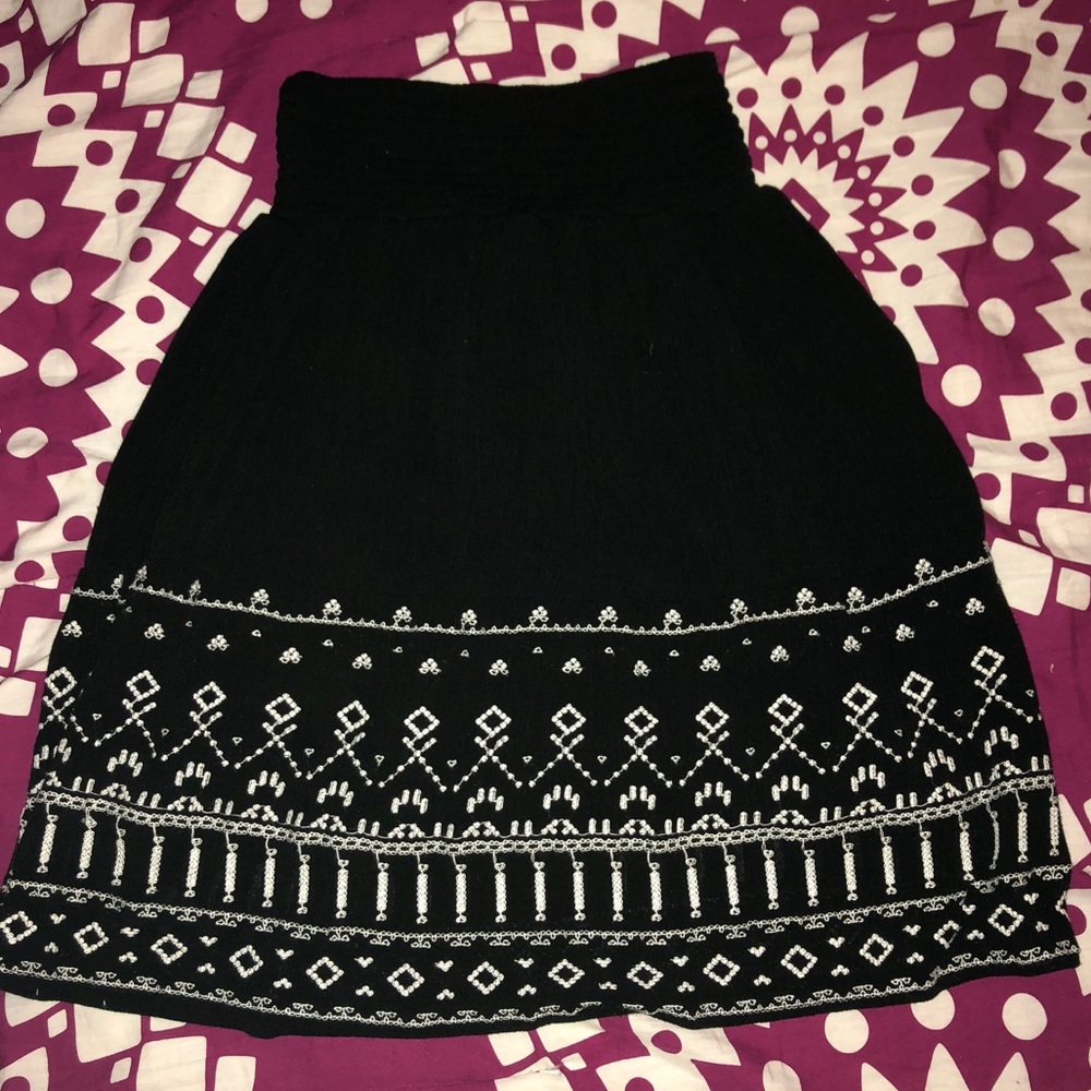 Black & white embroidered skirt